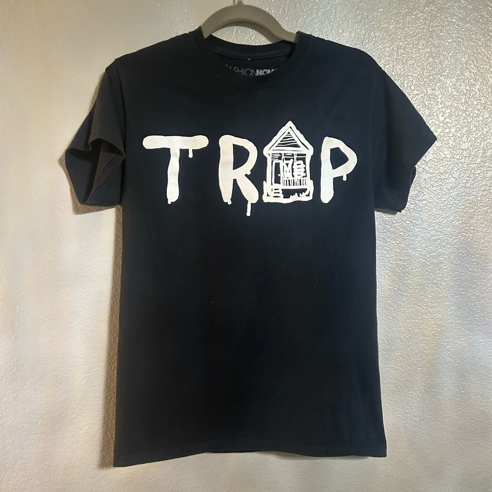 Women’s black / white graphic T-shirt size small